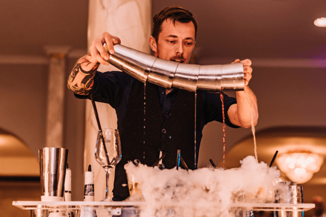 Barman rozlewa wiele drinków jednocześnie