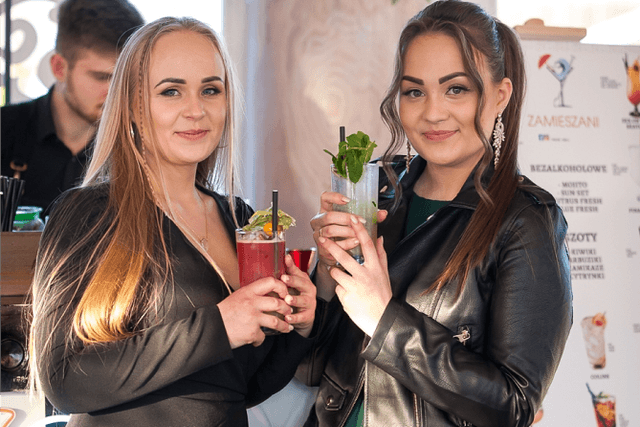 Kobiety z koktajlami w ręku