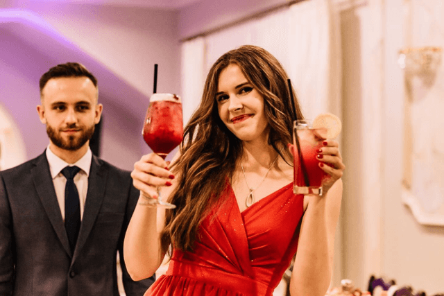 Kobieta z dwoma drinkami w ręku