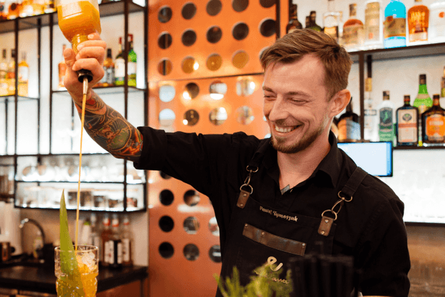 Uśmiechnięty barman